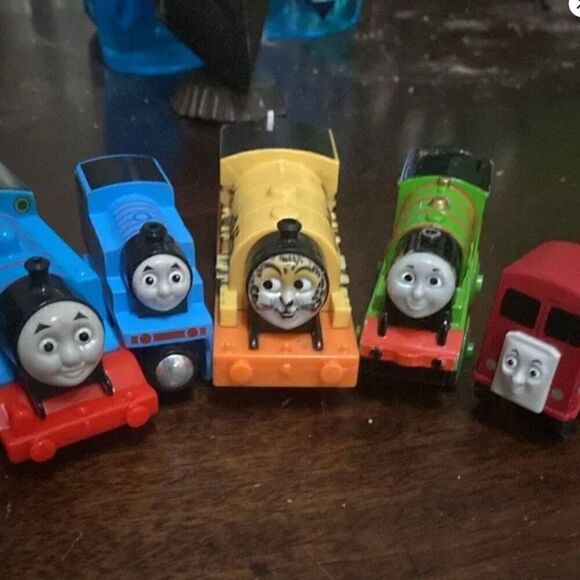 2013 Vintage Thomas & Friends Wooden Train Track Set with Multiple Engines - Picture 3 of 9